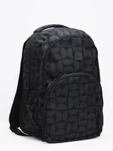 Mochila negra con tres compartimentos con cierre y dos bolsillos laterales abiertos con elástico.