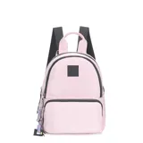Mochila pequeña de nylon color rosa pálido con cierres y ribetes en negro. Presenta un parche cuadrado con las letras "TR DY" en el compartimento superior. Incluye tiras negras ajustables y un llavero decorativo multicolor colgando de uno de los cierres.