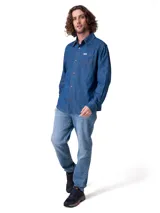 Camisa de denim azul de manga larga con diseño western, canesú frontal, bolsillos en el pecho con costuras decorativas y botones metálicos a presión.