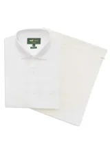 Camisa de manga larga RKF de color blanco, confeccionada en popelina de algodón. Presenta cuello italiano, cierre frontal con botones, un bolsillo en el pecho con el logo bordado y calce regular.