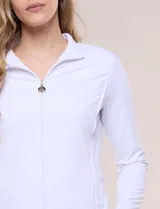 Campera liviana blanca de silueta entallada con protección solar UPF 50, cuello alto y cierre frontal completo. Cuenta con mangas largas y bolsillos laterales.