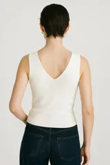 Top verde oliva de bretel ancho, confeccionado en tejido de viscosa acanalada y escote en V.