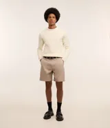 Bermuda recta azul marino confeccionada en sarga con tecnología que reduce las arrugas, seca rápido y ofrece mayor elasticidad.