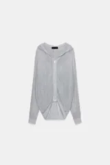 Sudadera de punto con hilo metalizado color gris, con capucha, manga larga y cierre frontal con cremallera.
