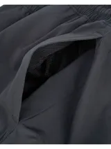 Pantalón cargo deportivo Under Armour Vibe Woven de color negro, con cintura elástica, bolsillos laterales amplios con solapa y puños elastizados en los tobillos. Confeccionado con tejido elástico y liviano con tecnología UA Storm que repele el agua.