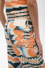 Jean de mezclilla azul oscuro con costuras contrastantes marcadas en el frente y dobladillo ancho vuelto en el ruedo.