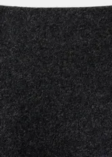 Falda midi evasé de color negro, confeccionada en mezcla de lana y viscosa, con cintura elástica.