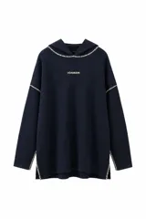 Sweater de punto color azul marino con capucha, diseño holgado y detalles de pespuntes a contratono en bordes y costuras. Incluye etiqueta frontal con logo de la marca.