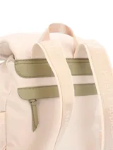 Mochila Hush Puppies color crema, confeccionada en poliéster reciclado acolchado. Cuenta con un compartimento principal con solapa y cierre de cordón, doble bolsillo frontal con cierre, bolsillos laterales con cordón ajustable y correas regulables.