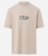 Remera de algodón color beige, corte relaxed (holgado), manga corta y cuello redondo. Presenta un pequeño estampado localizado con lettering estilizado en el pecho.
