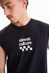 Musculosa negra de algodón, con diseño sin mangas y estampado en la espalda que incluye un patrón de cuadros blancos y el texto "street culture".