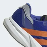 Championes de running Adidas modelo Duramo Speed 2, color azul con las icónicas tres tiras en naranja. Presentan una parte superior de malla técnica transpirable, amortiguación Lightstrike para mayor rendimiento y suela de TPU que ofrece tracción en diversas superficies.