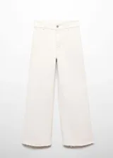 Pantalón de jean de tiro alto color blanco crudo, con diseño culotte, trabillas para cinto y bajo deshilachado.