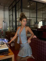 Minifalda blanca con volados y detalle de puntilla en el ruedo.