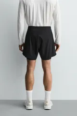 Pantalones cortos de entrenamiento 2 en 1 de color marrón, confeccionados por Zara Athleticz en tejido técnico ligero y elástico con malla interior. Cuenta con cintura elástica ajustable con cordón y bolsillos laterales.