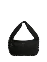 Cartera tipo hobo de Hush Puppies en color negro, con diseño estructurado de hombro, adornada con tachas metálicas en los laterales y la base. Cuenta con una manija ancha y un llavero colgante con el logo de la marca.