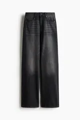 Jean de tiro alto y pierna ancha estilo wide leg, en denim de color negro con efecto gastado.