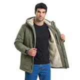 Campera técnica con capucha, color verde militar, con cierre frontal y solapa, bolsillos superiores con cierre y bolsillos inferiores con solapa y botón. Diseño acolchado con logo de la marca en el pecho.