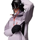 Campera tipo anorak de esquí Columbia, impermeable y transpirable con tecnología Omni-Tech. Presenta un diseño en bloques de color lila, con media cremallera frontal en color naranja, capucha ajustable compatible con casco, bolsillo canguro frontal y bolsillo en el pecho con cierre.