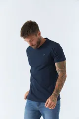 Remera básica de hombre con escote en V y manga corta. Presenta un diseño liso con logo bordado en el pecho.