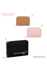 Billetera pequeña con cierre perimetral, color beige, con textura de cuero granulado y estampa frontal en color plateado que dice "STAY TRUE TO YOURSELF TRENDY" junto a un pequeño corazón.