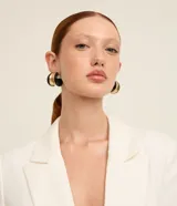 Aros de argolla con diseño curvado y combinación de plástico negro y metal dorado.