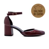 Zapato de cuero color borgoña con textura tipo piel de cocodrilo, con pulsera al tobillo y taco cuadrado.