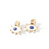 Aros colgantes dorados con forma de ojo, pupila azul y borde de perlas.