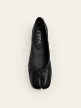 Ballerinas de cuero vacuno con diseño de puntera dividida, estilo tabi, con detalle de lazo frontal.
