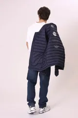 Chaqueta acolchada tipo puffer, color azul marino, con cuello alto y cierre frontal de cremallera.