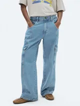 Pantalón de jean celeste, corte recto, con bolsillos cargo laterales.