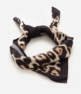 Pañuelo cuadrado de chiffon con estampado animal print de leopardo y borde liso en color negro.