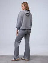 Buzo negro de modal con capucha y bolsillos delanteros.