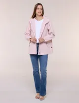 Gabardina estilo parka impermeable de color beige, con capucha fija con cordón ajustable, cierre frontal oculto con broches y bolsillos laterales.