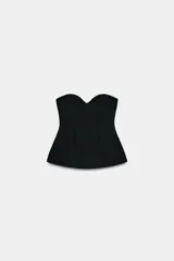 Top tipo corset de color negro con escote corazón y diseño strapless.