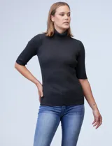 Polera gris oscuro de tejido acanalado, con cuello alto y mangas 3/4.