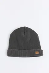 Gorro de punto inglés en color azul marino, con diseño de doble capa y etiqueta de cuero sintético con logo en el frente.