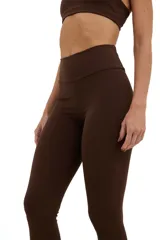Calza larga marrón de compresión media, con cintura alta de doble tela y corte en la parte posterior.