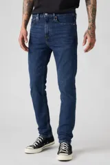 Jeans de mezclilla azul oscuro, corte skinny, con cierre de botones y tiro medio.