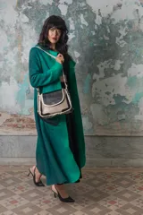 Cartera bandolera rectangular de cuero vacuno graneado color visón con detalles en negro y crudo. Tapa frontal con textura croco negra, correa regulable y extraíble, y borla decorativa de gamuza negra.