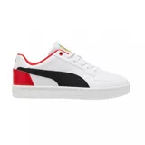 Championes urbanos Puma modelo Caven 2.0, edición especial Ferrari. Diseño de corte bajo en color blanco con franja lateral negra, detalles en rojo en el talón y el interior, y logo de Ferrari en la lengüeta.