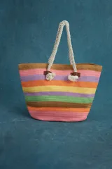 Bolso de playa tipo tote bag con diseño a rayas horizontales de colores rosa, naranja, marrón, verde, lila, amarillo y tostado. Tiene doble asa de soga gruesa.