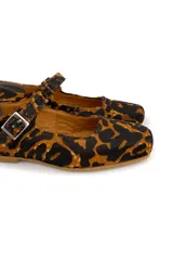 Zapato tipo Mary Jane con estampado animal print, capellada, forro y plantilla 100% de cuero. Ajuste con hebilla.