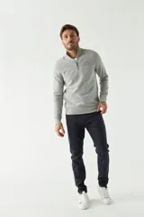 Buzo de felpa azul marino para hombre con medio cierre frontal, logo estampado en el pecho y puños. El modelo mide 1,80 m y usa talle M.