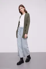 Saco tipo cárdigan abierto de tejido de punto, con mangas largas y bolsillos frontales aplicados.