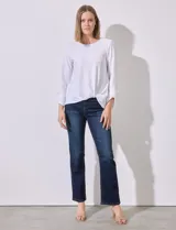 Blusa blanca de poliéster y elastano con textura en relieve, cuello redondo, manga 3/4 con ajuste en el puño y ruedo con nudo.