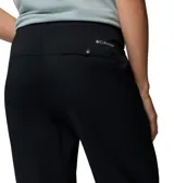 Pantalón Columbia Cedar Crest Pant Omni-Shade negro de corte recto, con cintura elástica y tecnología que repele la humedad y protege del sol.