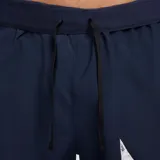 Short deportivo azul marino de poliéster con calce regular, tiro medio, bolsillos laterales y logo de Nike estampado en blanco.