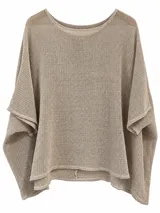 Poncho de tejido abierto tipo red color beige, con diseño amplio y mangas murciélago holgadas.