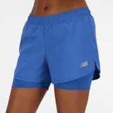 Short deportivo New Balance 2 en 1, color azul, con calza interior incorporada.